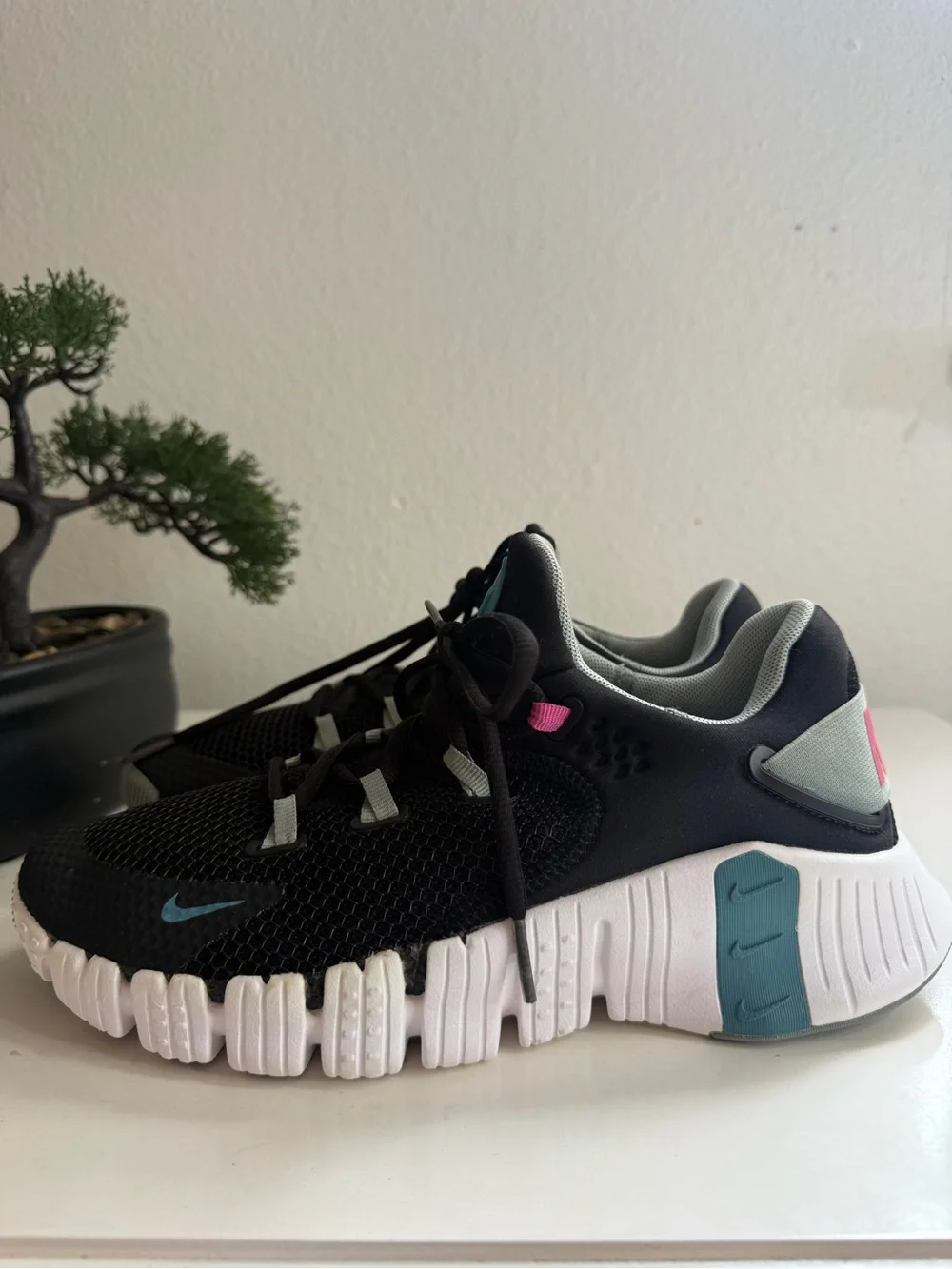 Nike free metcon 4 women size 9 Black Athletic Sneakers with Teal & Pink Accents
